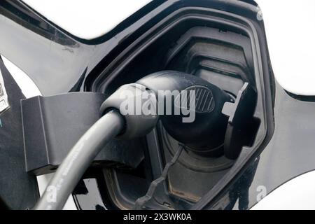 Frankreich. Seine et Marne. Elektroauto Renault Zoe. Nahaufnahme der angeschlossenen Steckdose. Kabeltyp 2. Stockfoto