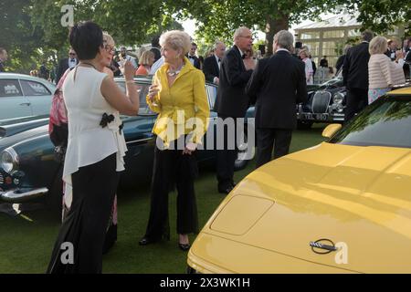 Der Hurlingham Club ist ein exklusiver privater Club im Londoner Viertel Fulham. Die jährliche Sommergartenparty - Fête Champête und die Vorstellung der Mitglieder Oldtimer im Concourse d'Elégance; die Autos werden auf dem Clubgelände gefahren. Drinks unter den Oldtimern. London, England 11. Juni 2022, UK 2020s HOMER SYKES Stockfoto