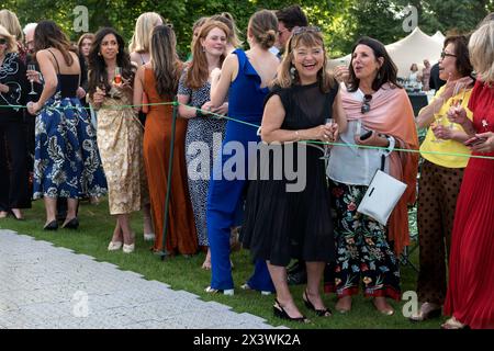 Reiche, wohlhabende Frauen in London im Hurlingham Club, einem exklusiven privaten Sozialclub. Die jährliche Sommergartenparty - Fête Champête und die Vorstellung der Mitglieder Oldtimer im Concourse d'Elégance; die Autos werden auf dem Clubgelände gefahren. Damen, die auf das nächste Auto warten. London, England 11. Juni 2022, UK 2020s HOMER SYKES Stockfoto