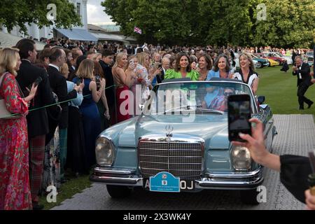 Mitglieder der jährlichen Sommerparty des Hurlingham Club und ihre Freunde zeigen ihre Oldtimer und Klassiker im Concourse d'Elégance, d.h. Besitzer fahren die Autos auf dem Gelände des Clubs. Fulham, London, England 11. Juni 2022 UK 2020s HOMER SYKES Stockfoto