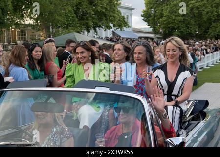 Schicke Leute der jährlichen Sommerparty des Hurlingham Clubs und ihre Freunde zeigen ihre Oldtimer und Oldtimer im Concourse d'Elégance, d.h. Besitzer fahren die Autos auf dem Gelände des Clubs. Fulham, London, England 11. Juni 2022 UK 2020s HOMER SYKES Stockfoto