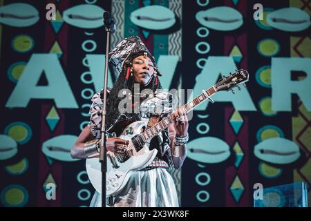 ITALIEN, TURIN, 25. APRIL: Die malische Sängerin und Songwriterin Fatoumata Diawara tritt live auf der Bühne für das „Torino Jazz Festival“ 2024 auf und präsentiert ihr neues Album „London Ko“ Stockfoto