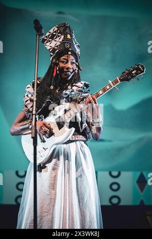 ITALIEN, TURIN, 25. APRIL: Die malische Sängerin und Songwriterin Fatoumata Diawara tritt live auf der Bühne für das „Torino Jazz Festival“ 2024 auf und präsentiert ihr neues Album „London Ko“ Stockfoto