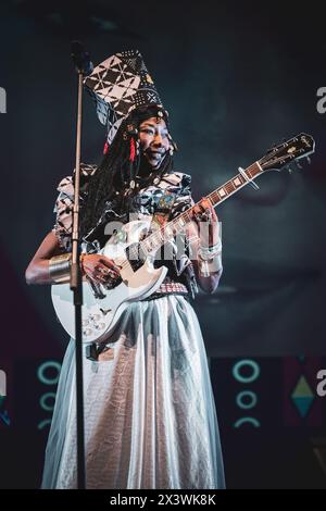 ITALIEN, TURIN, 25. APRIL: Die malische Sängerin und Songwriterin Fatoumata Diawara tritt live auf der Bühne für das „Torino Jazz Festival“ 2024 auf und präsentiert ihr neues Album „London Ko“ Stockfoto