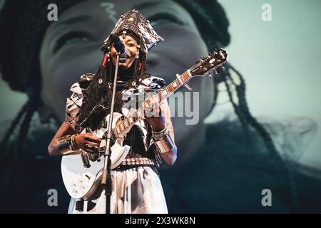 ITALIEN, TURIN, 25. APRIL: Die malische Sängerin und Songwriterin Fatoumata Diawara tritt live auf der Bühne für das „Torino Jazz Festival“ 2024 auf und präsentiert ihr neues Album „London Ko“ Stockfoto