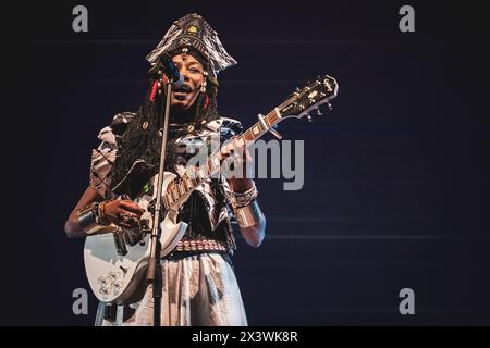 ITALIEN, TURIN, 25. APRIL: Die malische Sängerin und Songwriterin Fatoumata Diawara tritt live auf der Bühne für das „Torino Jazz Festival“ 2024 auf und präsentiert ihr neues Album „London Ko“ Stockfoto