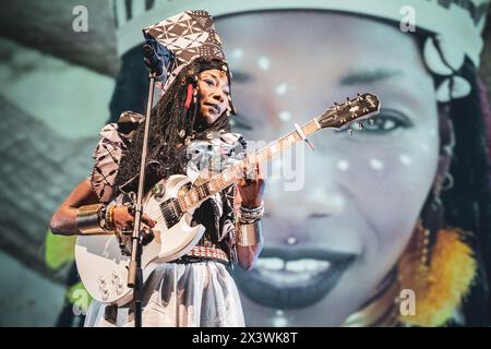 ITALIEN, TURIN, 25. APRIL: Die malische Sängerin und Songwriterin Fatoumata Diawara tritt live auf der Bühne für das „Torino Jazz Festival“ 2024 auf und präsentiert ihr neues Album „London Ko“ Stockfoto