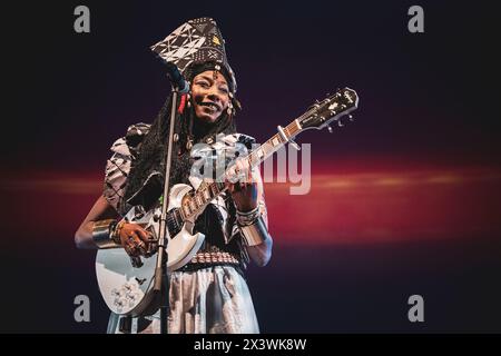 ITALIEN, TURIN, 25. APRIL: Die malische Sängerin und Songwriterin Fatoumata Diawara tritt live auf der Bühne für das „Torino Jazz Festival“ 2024 auf und präsentiert ihr neues Album „London Ko“ Stockfoto