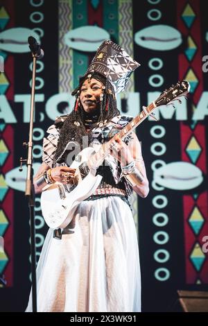 ITALIEN, TURIN, 25. APRIL: Die malische Sängerin und Songwriterin Fatoumata Diawara tritt live auf der Bühne für das „Torino Jazz Festival“ 2024 auf und präsentiert ihr neues Album „London Ko“ Stockfoto