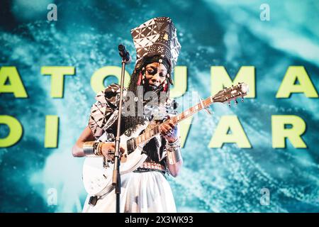 ITALIEN, TURIN, 25. APRIL: Die malische Sängerin und Songwriterin Fatoumata Diawara tritt live auf der Bühne für das „Torino Jazz Festival“ 2024 auf und präsentiert ihr neues Album „London Ko“ Stockfoto