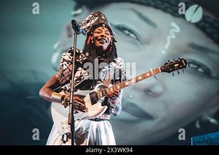 ITALIEN, TURIN, 25. APRIL: Die malische Sängerin und Songwriterin Fatoumata Diawara tritt live auf der Bühne für das „Torino Jazz Festival“ 2024 auf und präsentiert ihr neues Album „London Ko“ Stockfoto