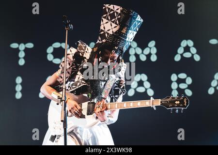 ITALIEN, TURIN, 25. APRIL: Die malische Sängerin und Songwriterin Fatoumata Diawara tritt live auf der Bühne für das „Torino Jazz Festival“ 2024 auf und präsentiert ihr neues Album „London Ko“ Stockfoto