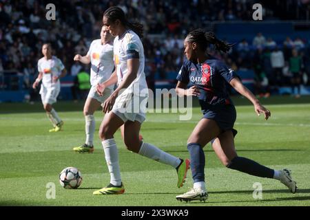 Paris, Frankreich. April 2024. Wendie Renard aus Lyon, Marie-Antoinette Katoto von PSG während der UEFA Women's Champions League, Halbfinale, 2. Leg-Fußballspiel zwischen Paris Saint-Germain und Olympique Lyonnais am 28. April 2024 im Parc des Princes Stadion in Paris, Frankreich - Foto Jean Catuffe/DPPI Credit: DPPI Media/Alamy Live News Stockfoto