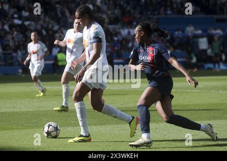 Wendie Renard aus Lyon, Marie-Antoinette Katoto von PSG während der UEFA Women's Champions League, Halbfinale, 2. Legs-Fußballspiel zwischen Paris Saint-Germain und Olympique Lyonnais am 28. April 2024 im Parc des Princes-Stadion in Paris Stockfoto