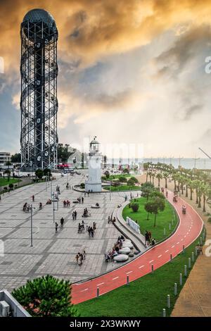 Batumi, Georgia - 28. September 2017: Blick von oben auf den alten Pitsunda Lighthouse im Miracle Park. Menschen, die entlang des Dammes laufen. Stockfoto