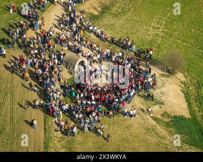 Aus der Vogelperspektive des Festivals Aplec de Talló am Ostermontag, im Talló-Brunnen (Cerdanya, Lleida, Katalonien, Spanien) Stockfoto