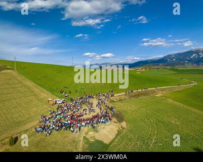 Aus der Vogelperspektive des Festivals Aplec de Talló am Ostermontag, im Talló-Brunnen (Cerdanya, Lleida, Katalonien, Spanien) Stockfoto