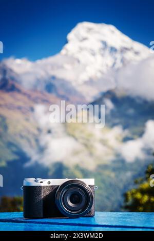 Kompakte Digitalkamera auf einer Karte vor dem wunderschönen schneebedeckten Gipfel des Berges Annapurna, Nepal Stockfoto