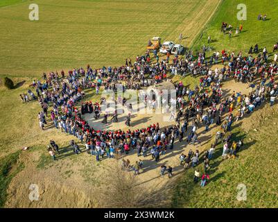 Aus der Vogelperspektive des Festivals Aplec de Talló am Ostermontag, im Talló-Brunnen (Cerdanya, Lleida, Katalonien, Spanien) Stockfoto