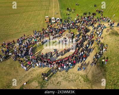 Aus der Vogelperspektive des Festivals Aplec de Talló am Ostermontag, im Talló-Brunnen (Cerdanya, Lleida, Katalonien, Spanien) Stockfoto