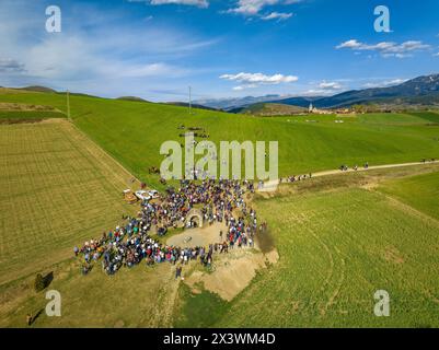 Aus der Vogelperspektive des Festivals Aplec de Talló am Ostermontag, im Talló-Brunnen (Cerdanya, Lleida, Katalonien, Spanien) Stockfoto