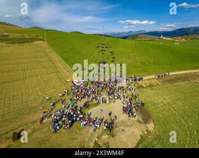 Aus der Vogelperspektive des Festivals Aplec de Talló am Ostermontag, im Talló-Brunnen (Cerdanya, Lleida, Katalonien, Spanien) Stockfoto