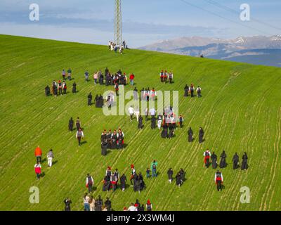 Aus der Vogelperspektive des Festivals Aplec de Talló am Ostermontag, im Talló-Brunnen (Cerdanya, Lleida, Katalonien, Spanien) Stockfoto