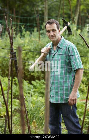 Bauer mit Hacke, hand-Werkzeug, Landwirtschaft, Gemüsegarten, Guipuzcoa, Baskenland, Spanien Stockfoto