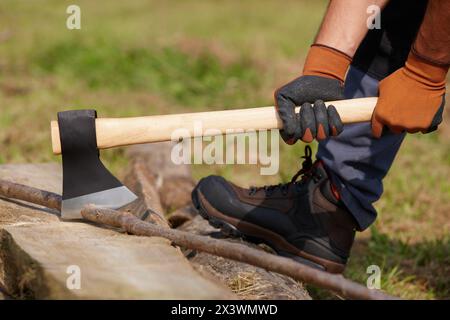 Landwirt Holzhacken mit Axt, Axt, Landwirtschaft und Gartenbau Handwerkzeug, Usurbil, Gipuzkoa, Baskisches Land, Spanien Stockfoto