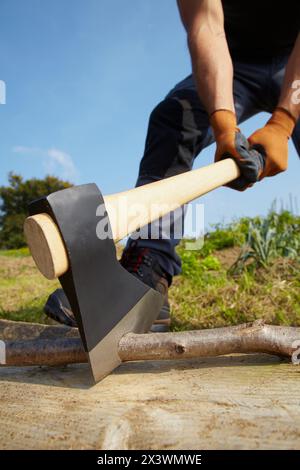 Landwirt Holzhacken mit Axt, Axt, Landwirtschaft und Gartenbau Handwerkzeug, Usurbil, Gipuzkoa, Baskisches Land, Spanien Stockfoto