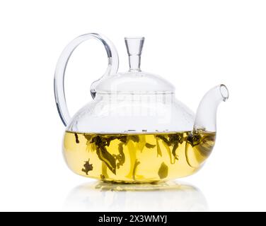 Glas-Teekanne mit grünem Tee isoliert auf weißem Hintergrund Stockfoto