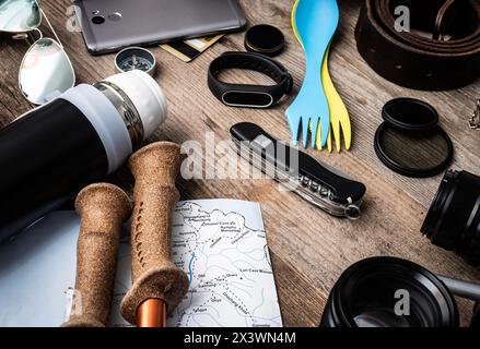 Inspirierendes Outfit für unterwegs auf dem Holztisch Stockfoto