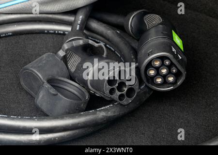 Frankreich. Seine et Marne. Elektroauto Renault Zoe. Schließen Sie das Ladekabel (Typ 2) im Kofferraum an. Stockfoto