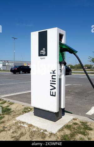 Frankreich. Seine et Marne. Region Coulommiers. Schneider Electric kostenloses Terminal in einem Einkaufszentrum. Stockfoto