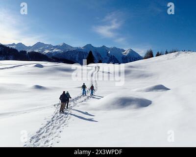 Österreich, Tirol, KUHTAI, eine Gruppe von Menschen wandert mit Schneeschuhen durch eine makellose Landschaft mit frischem Schnee Stockfoto