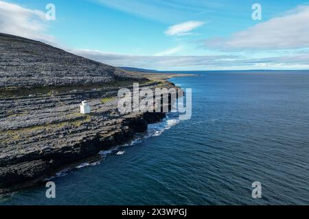 Black Head Lighthouse in der felsigen Landschaft des Burren, Irland Stockfoto