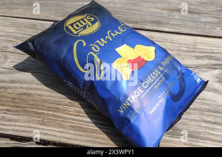 Lay Gourmet Chips Paket. Legt Waffeln in Vintage Cheese und Paprika-Chips in Packet of dunkelblau und Gold Label Stockfoto