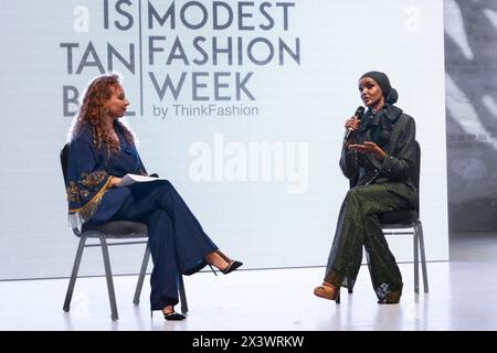 Istanbul, Türkei. April 2024. Ozlem Sahin Ertas (L), CEO von Think Fashion, spricht mit Halima Aden (R). Das somalisch-amerikanische Model Halima Aden trifft die Öffentlichkeit und Influencer während des Vortrags „eine inspirierende Geschichte: Halima Aden“ am dritten Tag der Modest Fashion Week in der Fisekhane Gallery, Istanbul. Quelle: SOPA Images Limited/Alamy Live News Stockfoto