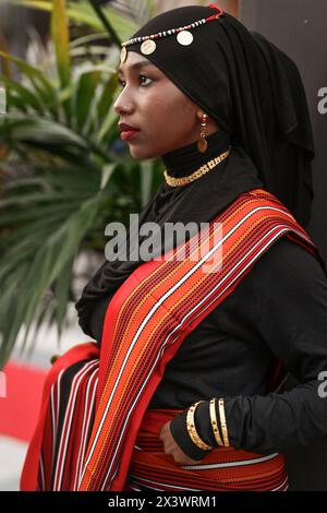 Istanbul, Türkei. April 2024. Eine Dame aus Äthiopien hat sich nach der Veranstaltung posiert. Das somalisch-amerikanische Model Halima Aden trifft die Öffentlichkeit und Influencer während des Vortrags „eine inspirierende Geschichte: Halima Aden“ am dritten Tag der Modest Fashion Week in der Fisekhane Gallery, Istanbul. (Foto: Valeria Ferraro/SOPA Images/SIPA USA) Credit: SIPA USA/Alamy Live News Stockfoto