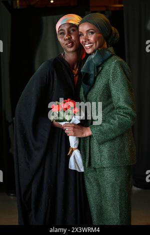 Istanbul, Türkei. April 2024. Halima Aden (R) hat mit einer Afrikanerin posiert. Das somalisch-amerikanische Model Halima Aden trifft die Öffentlichkeit und Influencer während des Vortrags „eine inspirierende Geschichte: Halima Aden“ am dritten Tag der Modest Fashion Week in der Fisekhane Gallery, Istanbul. Quelle: SOPA Images Limited/Alamy Live News Stockfoto