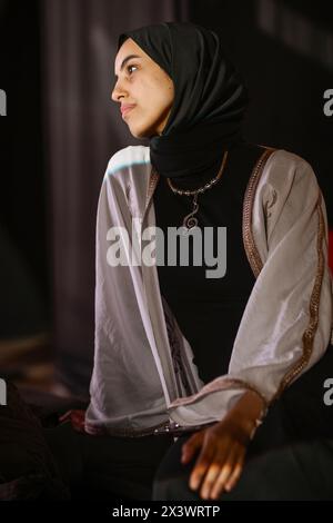 Istanbul, Türkei. April 2024. Eine Türkin, die während des Gesprächs gesehen wurde. Das somalisch-amerikanische Model Halima Aden trifft die Öffentlichkeit und Influencer während des Vortrags „eine inspirierende Geschichte: Halima Aden“ am dritten Tag der Modest Fashion Week in der Fisekhane Gallery, Istanbul. (Foto: Valeria Ferraro/SOPA Images/SIPA USA) Credit: SIPA USA/Alamy Live News Stockfoto