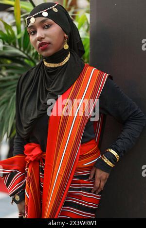 Istanbul, Türkei. April 2024. Eine Dame aus Äthiopien hat sich nach der Veranstaltung posiert. Das somalisch-amerikanische Model Halima Aden trifft die Öffentlichkeit und Influencer während des Vortrags „eine inspirierende Geschichte: Halima Aden“ am dritten Tag der Modest Fashion Week in der Fisekhane Gallery, Istanbul. Quelle: SOPA Images Limited/Alamy Live News Stockfoto