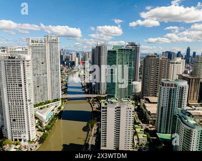 Moderne Wohngebäude mit Fluss. Metro Manila. Hochhäuser auf den Philippinen. Stockfoto