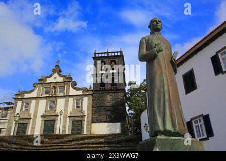 Sao Miguel Island, Azoren, Portugal. Ribeira Grande. Igreja Matriz de Nossa Senhora da Estrela. Gaspar Frutuoso Monument Stockfoto