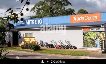 „Mitre 10“-Eisenwarengeschäft und Handelszentrum in North Tamborine, Queensland, Australien. Rasenmäher und Pflanzen zum Verkauf auf dem Fußweg. Ländlich. Stockfoto