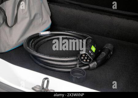 Frankreich. Seine et Marne. Elektroauto Renault Zoe. Schließen Sie das Ladekabel (Typ 2) im Kofferraum an. Stockfoto