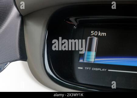 Frankreich. Seine et Marne. Elektroauto Renault Zoe. Nahaufnahme auf dem Armaturenbrett-Energiebildschirm, die zeigt, dass es noch 50 km Autonomie gibt. Stockfoto