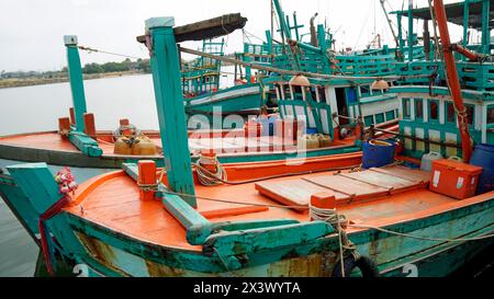 Bunte holzfischerboote in einem Hafen in kampot in kambodscha Stockfoto