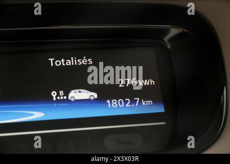 Frankreich. Seine et Marne. Elektroauto Renault Zoe. Nahaufnahme der Anzeige des Stromverbrauchs auf dem Armaturenbrett, die den gesamten Stromverbrauch anzeigt. Stockfoto