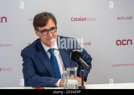 Barcelona, Spanien. April 2024. Salvador Illa hält eine Pressekonferenz im Hauptquartier der katalanischen Nachrichtenagentur ab, nachdem bekannt wurde, dass Pedro Sánchez weiterhin an der Spitze der spanischen Regierung steht. Salvador Illa ofrece una rueda de prensa en la sede de la agencia catalana de noticias después de que se conozca la noticia de que Pedro Sánchez sigue al frente del gobierno espa&#xf1;ol. Auf dem Bild: Salvador Illa News Politics -Barcelona, Spanien Montag, 29. april 2024 (Foto: Eric Renom/LaPresse) Credit: LaPresse/Alamy Live News Stockfoto